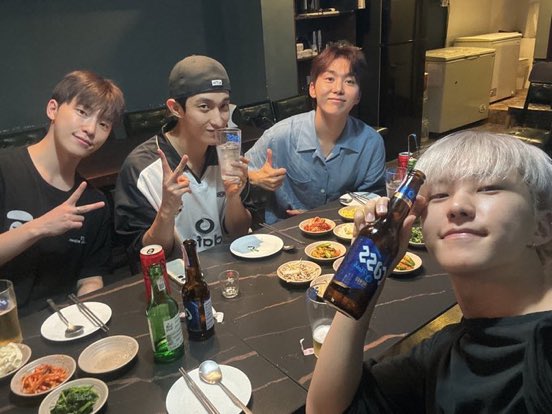 KIML0VESS's tweet image. Svt has bee  pictured with both coca cola and Starbucks? Don't talk about giving the same energy