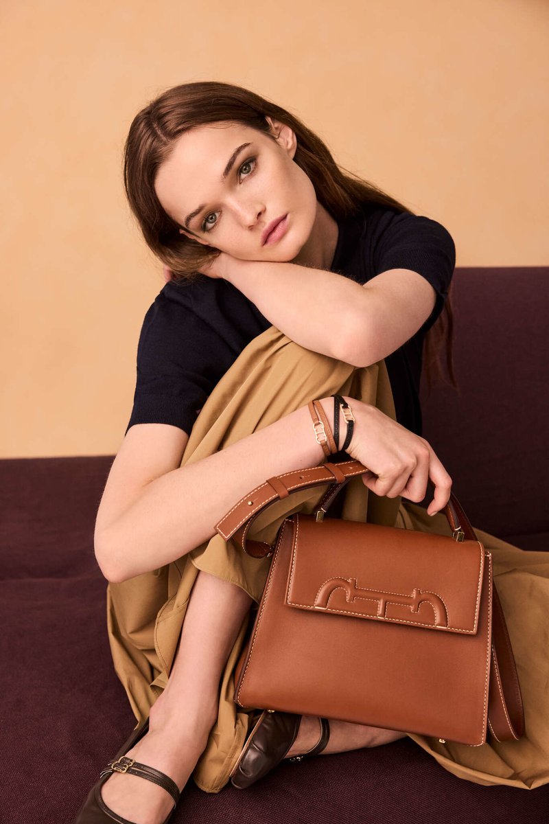 kendam_com's tweet image. CH Carolina Herrera Pre-Fall 2024 collection lookbook with Lulu Tenney kendam.com/news/lookbooks…

#CHCarolinaHerrera #PreFall2024 #Lookbooks #Fashion #Kendam