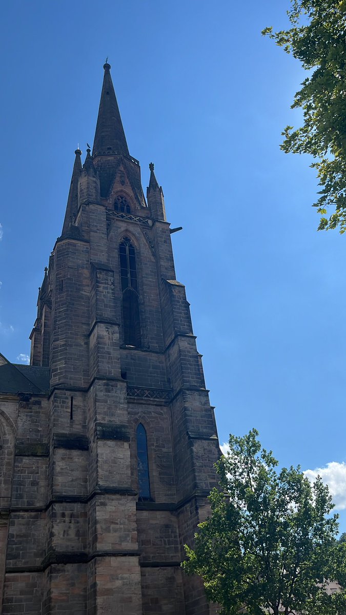 MarieAnneMo's tweet photo. Marburg, 26 Grad, die Frisur hält https://t.co/CVMrX2dTTX