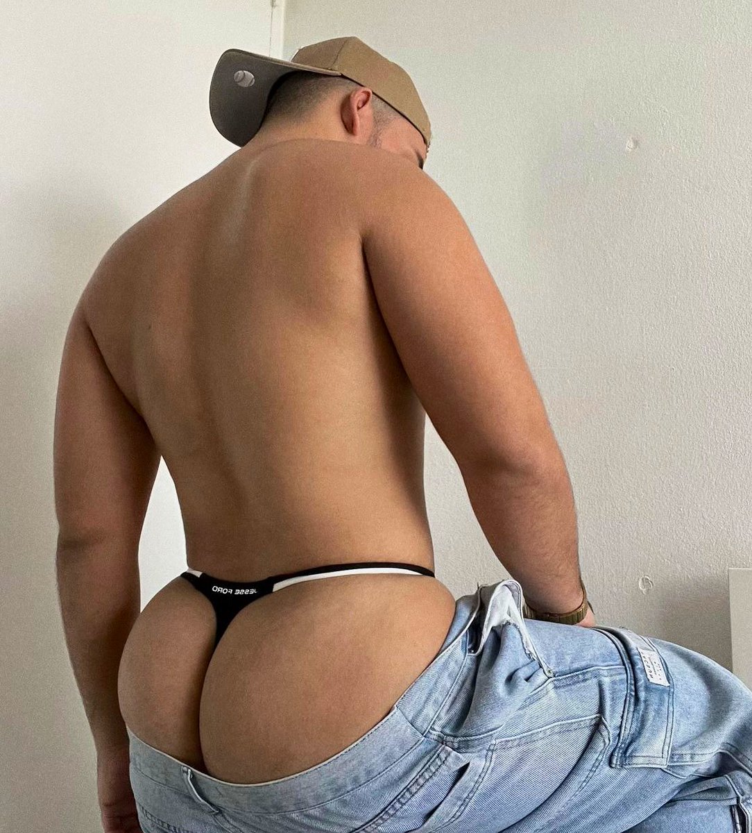 Machito por fuera … 🍆
Putito por dentro … 🍑