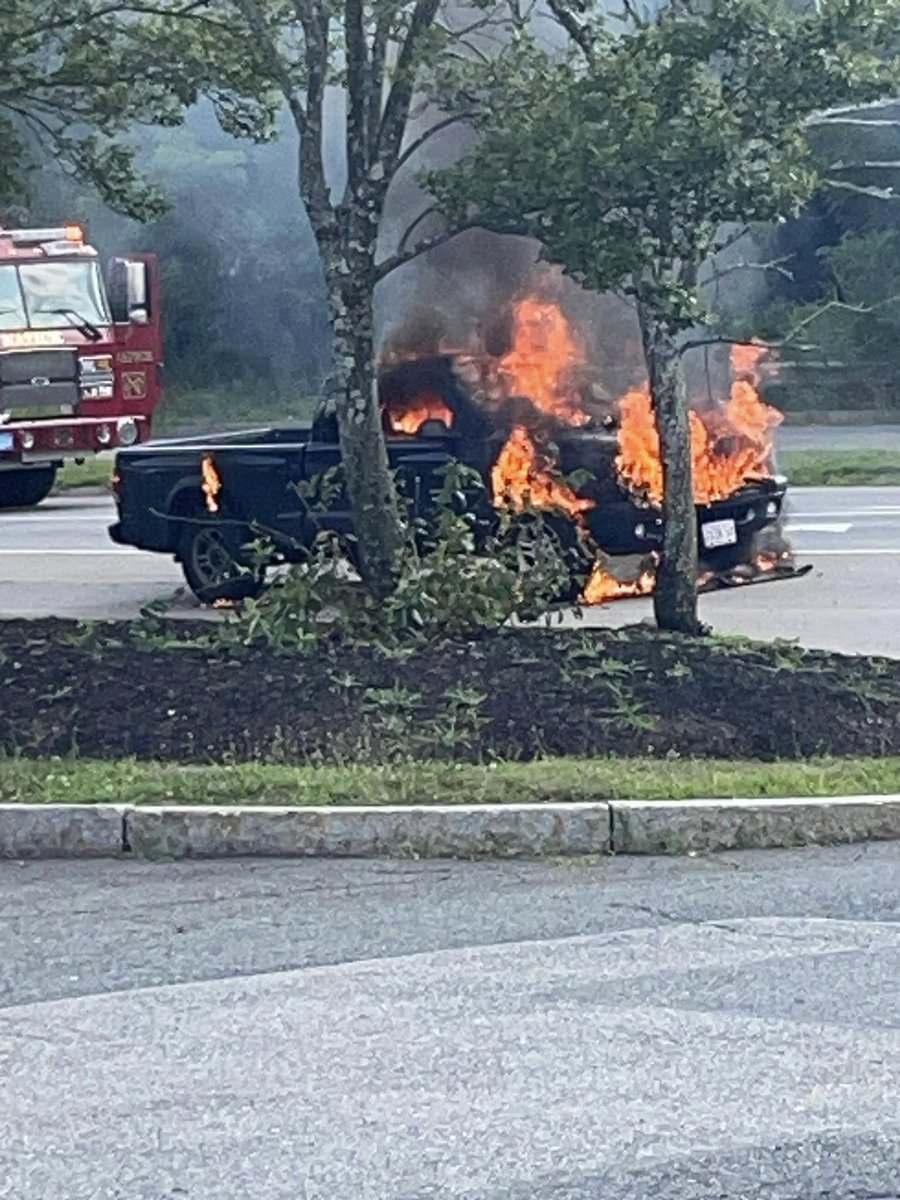 FraminghamFire's tweet photo. Thanks to @EllenChornoboy for capturing Group 1, Engine 5 crew in action as they extinguished a motor vehicle fire this weekend, with @NatickFire arriving on scene in case additional support was needed.
#teamwork #firefightersupport #enginecrew https://t.co/jcrI7vlcEh