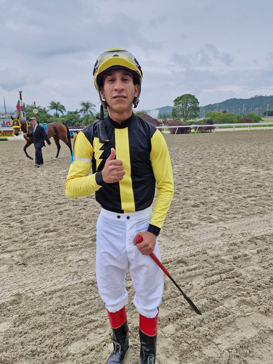 #Hipismo | El agente José Andrade a la calladita, logrando un gran trabajo en La Rinconada. Ganó 4 carreras incluyendo el Clásico Joaquín Crespo, con sus jinetes <a href="/Francisqueve121/">Francisco Quevedo</a>, <a href="/alejandrjockey/">𝘼𝙇𝙀𝙅𝘼𝙉𝘿𝙍𝙊 𝙍𝙄𝙑𝙀𝙍𝙊</a> y <a href="/Yervinson16/">Yervinson Contreras</a>. ¡Premio al esfuerzo!. 👏🏇🏆 
Foto 3: INH.
