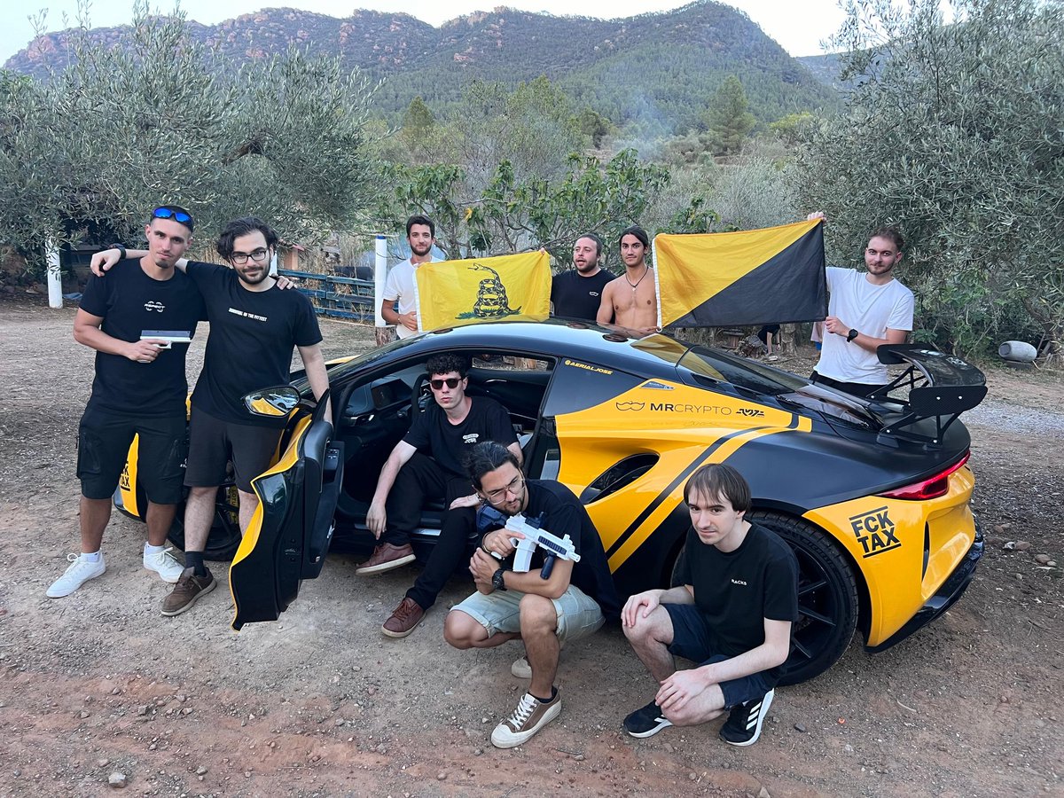 Drumerto's tweet photo. No había presupuesto para un fotocall de la Clandestine 2024, asi que usamos un Lotus Emira. 

Siempre humildes. https://t.co/V4hqQLIkf9