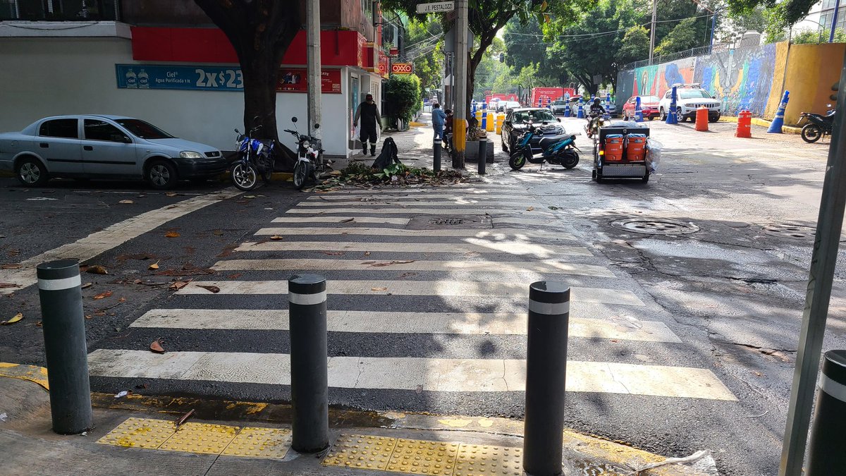 CirezDanDM's tweet photo. @BJAlcaldia nos pueden apoyar en levantar este basurero en Pestalozzi esq. Obrero Mundial, colonia Piedad Narvarte, ya lleva más de tres semanas y no sé hace algo e impide el paso peatonal, con las lluvias se complica más @ColoniasdeBJ @NarvarteVecinos @En_Narvarte https://t.co/h0ShZQaIlO