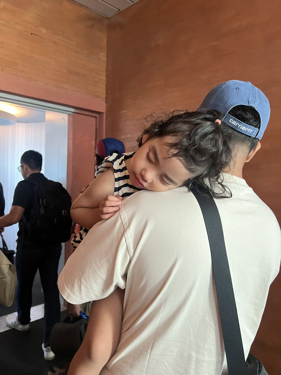 Digendong ayah pas tidur adalah momen masa kecil yang selalu bikin hangat hati.🥹🤍