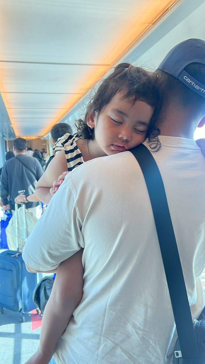 dwihandaanda's tweet photo. Digendong ayah pas tidur adalah momen masa kecil yang selalu bikin hangat hati.🥹🤍 https://t.co/awBRbNttff