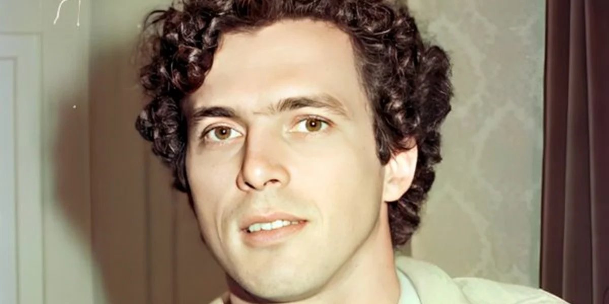 O ator esteve em novelas como #Brilhante e #AmorComAmorSePaga, atualmente pode ser visto na reprise de #CorpoACorpoNoVIVA. O ator morreu aos 39 anos, vítima de complicações do vírus da AIDS.