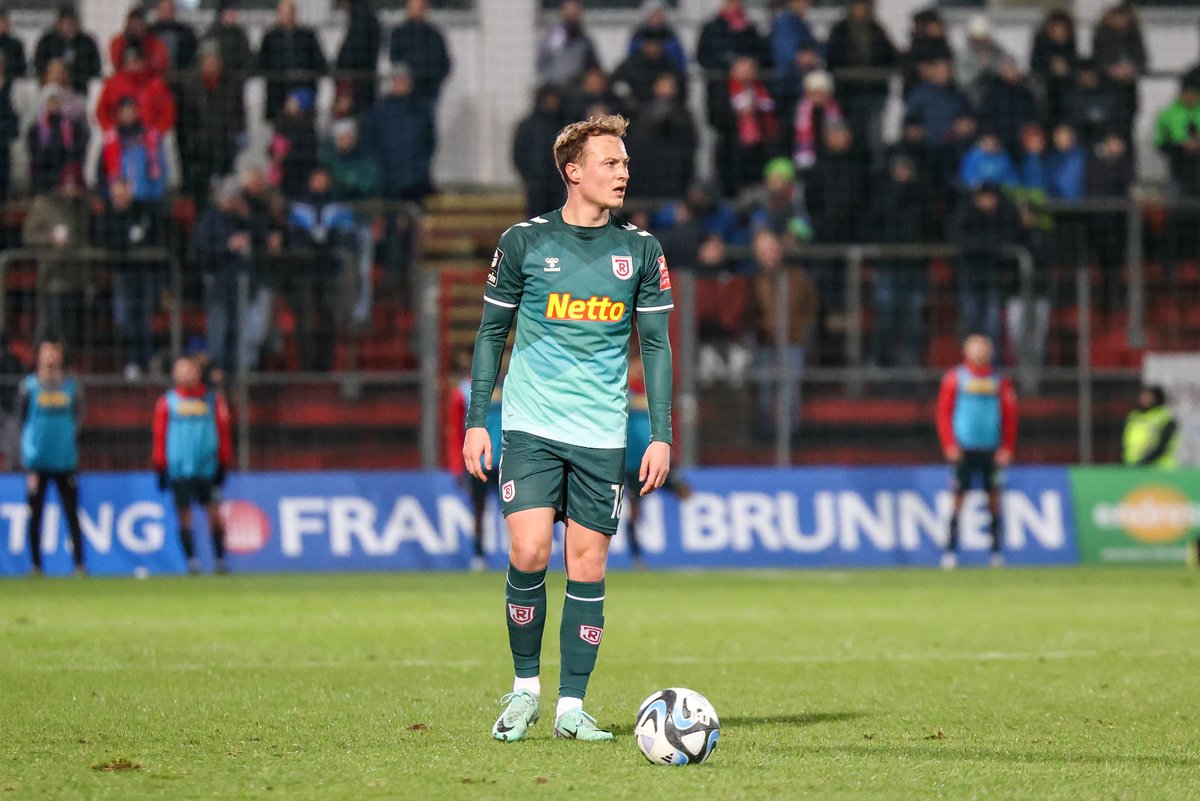 SSVJAHN's tweet photo. Heute setzen wir Niclas die Krone auf 👑
Unser Offensivspieler feiert heute seinen 24. Geburtstag 🍰
Alles Gute Niclas #Anspach 🍀⚪🔴

📸 Janne / Köglmeier https://t.co/ypDeVg9Rnx