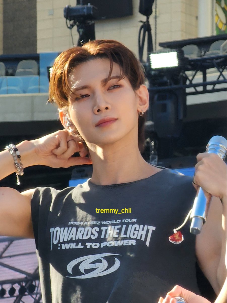 YEOTEEZx's tweet photo. LIKE HOW TF IS HE SO PERFECT .,,, https://t.co/xBqVMak1dD