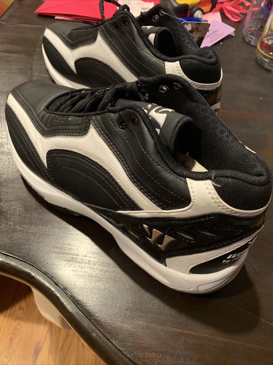 quickstickblog's tweet image. can we pause for a second to admire that @bdobson_45 was rocking nearly 20 year old Warrior Burn turf shoes this weekend 🧊