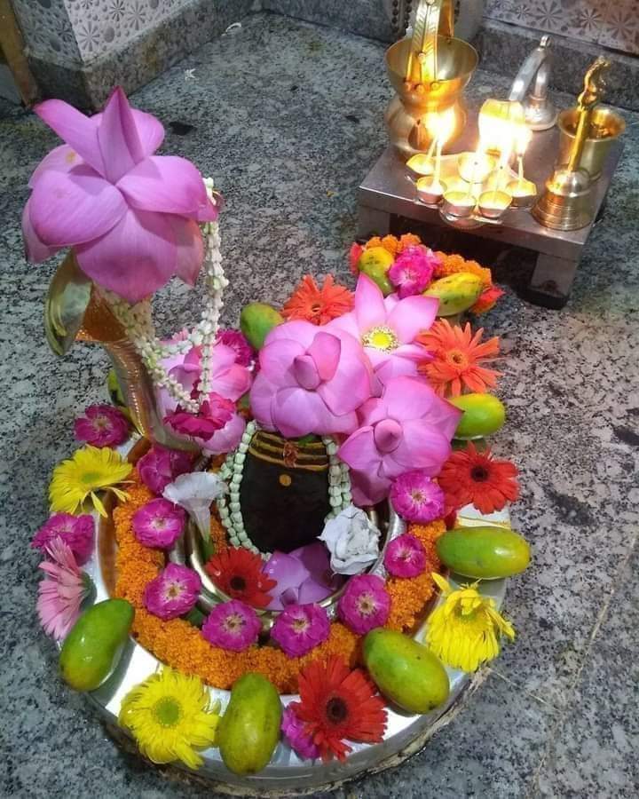 Bivash_OfficiaL's tweet image. मंदिरों मे फिर से जयकारे की गूंज उठने‌ लगी,
लौट कर फिर से शिव का सावन आ गया..❤️🌻
#harharmahadevॐ卐♥️
Good evening 🌸☕👈💐❣️🙏
┊┊┊┊
┊┊┊☆
┊┊🌙 *
┊┊
┊☆ °
🌙* जय श्री  महाकालेश्वर 🌹🙏🏼❣