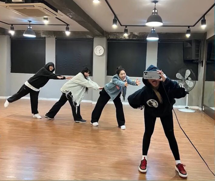 2NE1Achievement's tweet photo. 2NE1 practicing for their long awaited Comeback 👑 

from CL Instagram Story Update. https://t.co/FsFXl92nC8