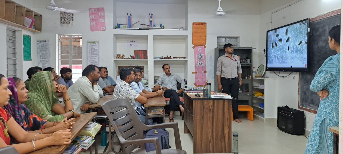 DangarMayur12's tweet photo. આયુષ્માન આરોગ્ય મંદિર = લુશાલા
પી.એચ.સી = થાણાપીપળી 
બ્લોક = વંથલી 
ચાંદીપુરા વાયરસના શંકાસ્પદ કેસ રાજ્યમાં નોંધાયેલ છે.માટે આજરોજ શાળામાં વાલી ઓની મિટિંગ બોલાવી આ રોગથી કંઈ રીતે બચી શકાય અને સૂ સાચવેતી રાખવી તે બાબતે વાલીઓને સમજાવ્યા. https://t.co/jQ2Nv4YtJw