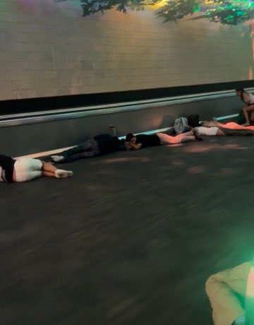 Never thought I’d see the day where <a href="/Delta/">Delta</a> is being outperformed in #Detroit.  Thank you <a href="/JetBlue/">JetBlue</a> for keeping the world running while Delta keeps tripping over itself. Delta has abandoned people to sleep on the floor, while things run smoothly in the non-Delta terminal.