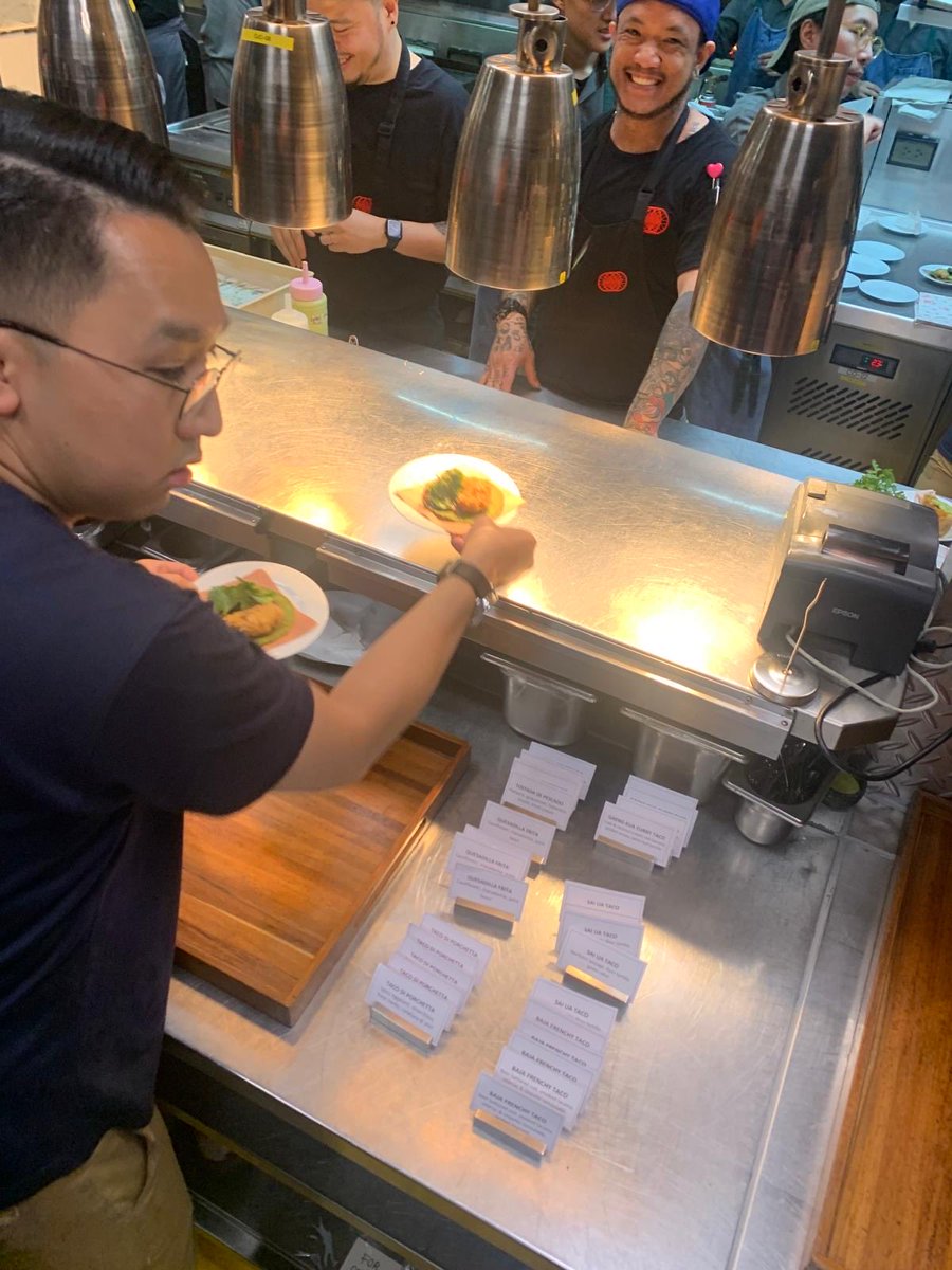 Lferrersilva's tweet photo. #PatrimonioIntangible #Gastronomía 🇲🇽 Sabías que el Restaurante “Ojo”en BKK además de contar c los mejores chefs MX es el + alto del mundo? (piso 76 del Edif. MahaNakhon). Visítalo!! https://t.co/4tvcBd9R6M #diplomaciacultural #orgullomexicano @SRE_mx @EmbaMexTai https://t.co/2veHRDzweD