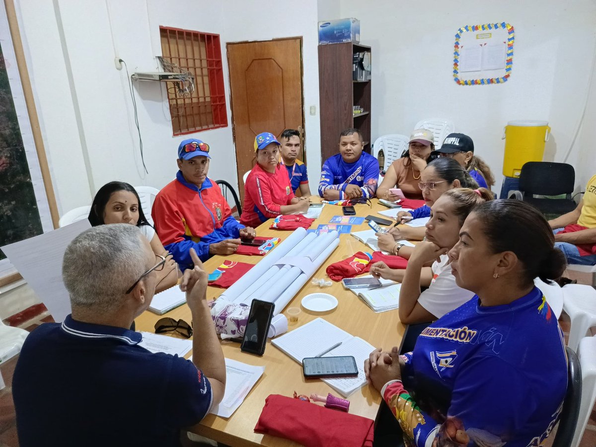 SunagroAma's tweet photo. #EnFotos 📸

Desde las oficinas del @MinAlimenVen en Amazonas, el Comisionado especial de Alimentación G/B Fernando Prieto Ventura, Gerente Nacional de CUSPAL, se reunió con el Estado Mayor de Alimentación de la entidad, para discutir los avances en el Estado.

#GenteDePaz https://t.co/mk4KnNgLXw