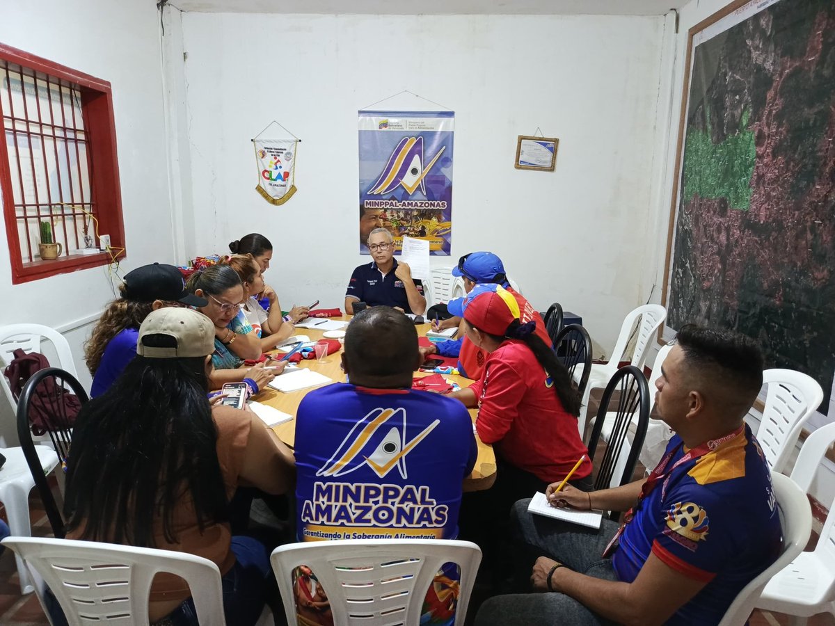 SunagroAma's tweet photo. #EnFotos 📸

Desde las oficinas del @MinAlimenVen en Amazonas, el Comisionado especial de Alimentación G/B Fernando Prieto Ventura, Gerente Nacional de CUSPAL, se reunió con el Estado Mayor de Alimentación de la entidad, para discutir los avances en el Estado.

#GenteDePaz https://t.co/mk4KnNgLXw