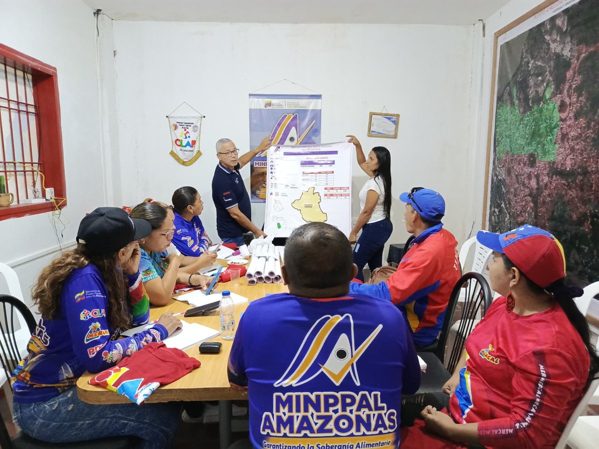 SunagroAma's tweet photo. #EnFotos 📸

Desde las oficinas del @MinAlimenVen en Amazonas, el Comisionado especial de Alimentación G/B Fernando Prieto Ventura, Gerente Nacional de CUSPAL, se reunió con el Estado Mayor de Alimentación de la entidad, para discutir los avances en el Estado.

#GenteDePaz https://t.co/mk4KnNgLXw