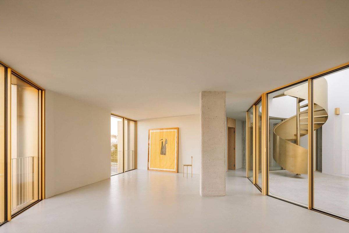 Bureau des Mésarchitectures completes a housing block in Leiria, blending a renovated house with a new semi-circular extension. 
buff.ly/4bSrBen

Architect: <a href="/Didier_Faustino/">Didier Faustino</a> 
Photo: Francisco Nogueira 

#ArchitecturalInnovation #SustainableDesign #UrbanLiving