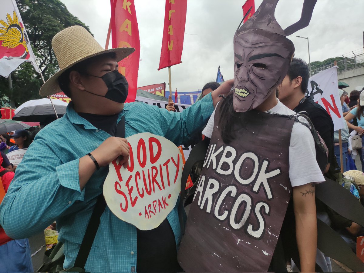 arpakph's tweet photo. Inilabas ng Artista ng Rebolusyong Pangkultura (ARPAK) ang 'Bukbok Marcos' kanina sa #PeoplesSONA upang bigyang-diin ang kapalpakan at kainutilan ng rehimeng US-Marcos Jr. sa paglutas ng nakalululang presyo ng mga bilihin, partikular ng bigas sa bansa. https://t.co/MYwPv8yCED