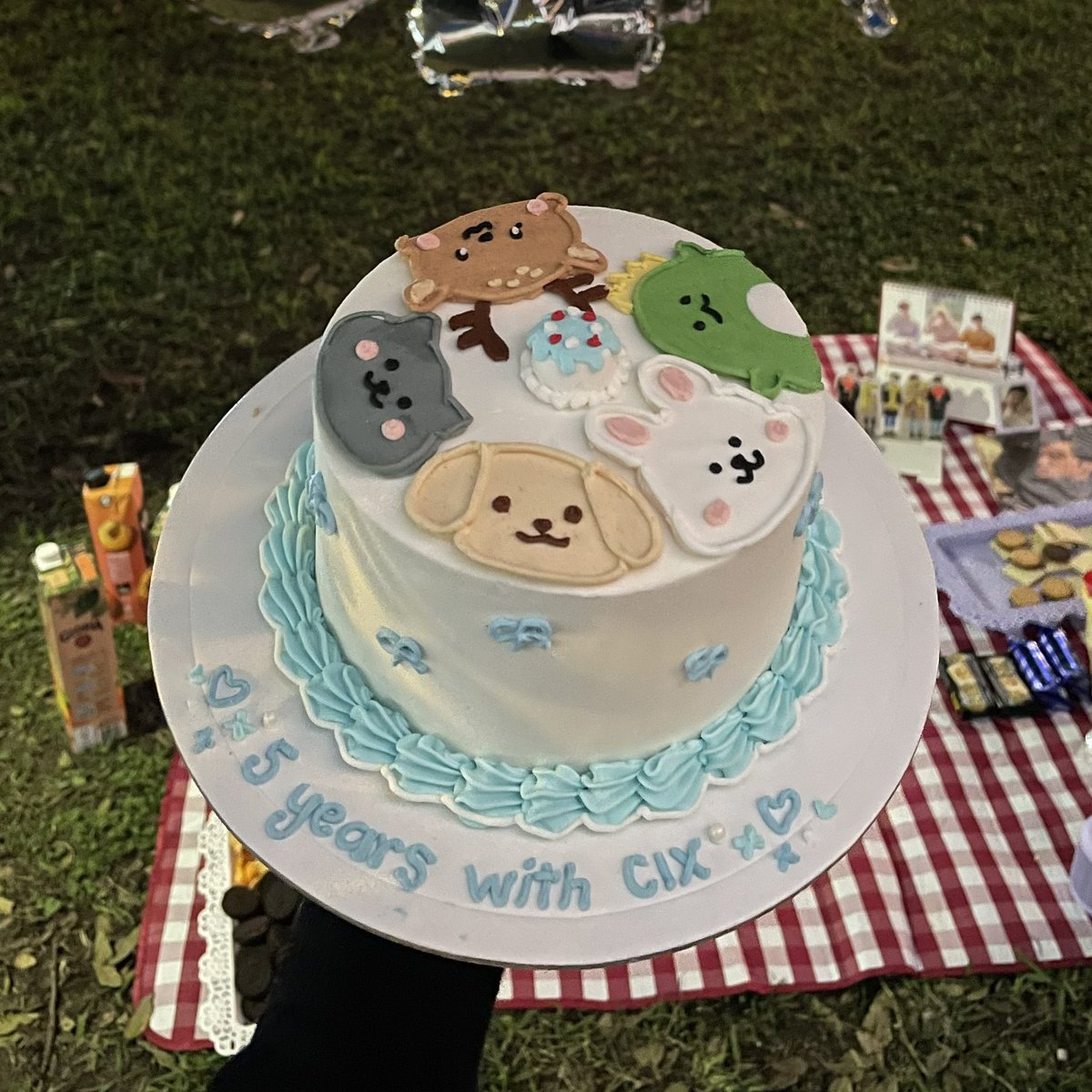 CIX_PE's tweet photo. Happy 5th anniversary to our CIX 🌱
It has been 5 years filled with so much love and happiness. We're so beyond proud of how far you’ve come and all you’ve accomplished. From Peru, we love you with all our hearts💙🇵🇪

#ALWAY5_WITH_CIX
#오주년_withFIX_존재해_forCIX @CIX_Official https://t.co/xlpXWkWn04