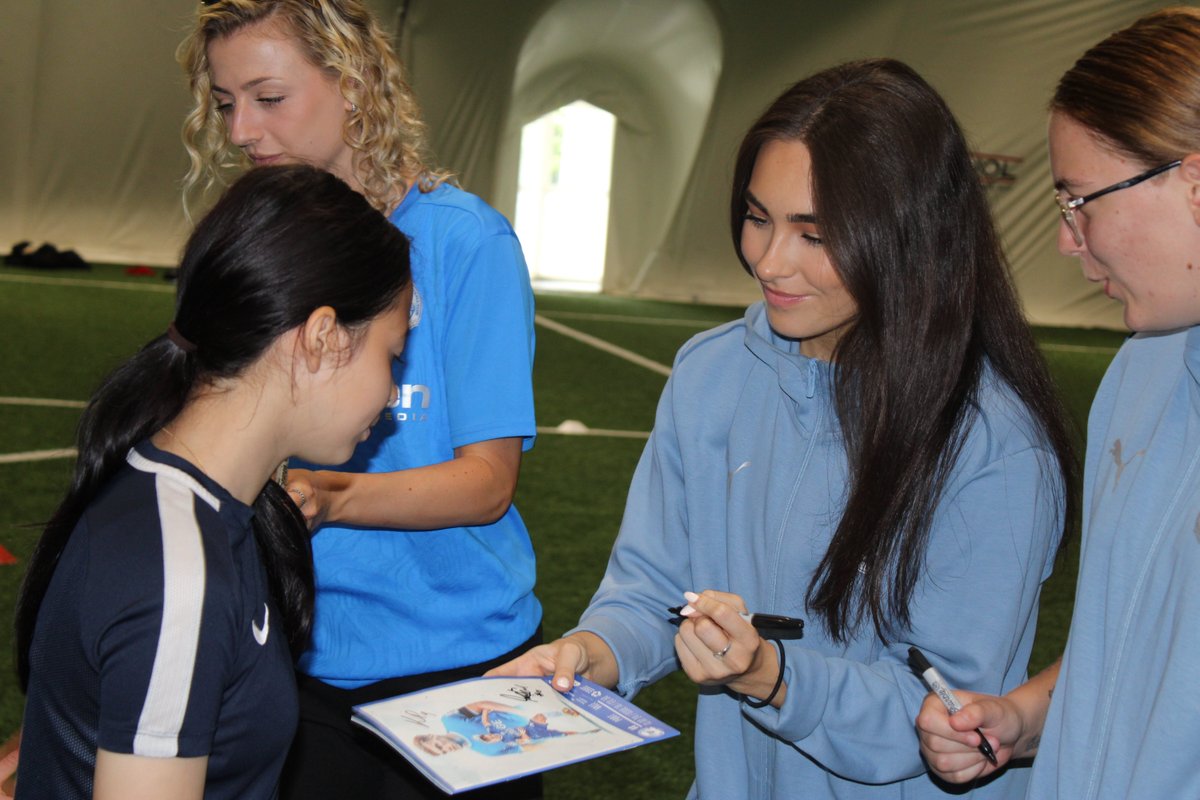 Posh_WG's tweet image. ✨ A huge thank you to @theposhwomen stars Keir Perkins, Tara Kirk &amp;amp; Neive Corry, and Assistant Manager Georgia Clarke, for coming to visit our Girls Only Kellogg's Football Camp!

@Kelloggsuki | #pufc | #KelloggsFootballCamps | #KelloggsFC