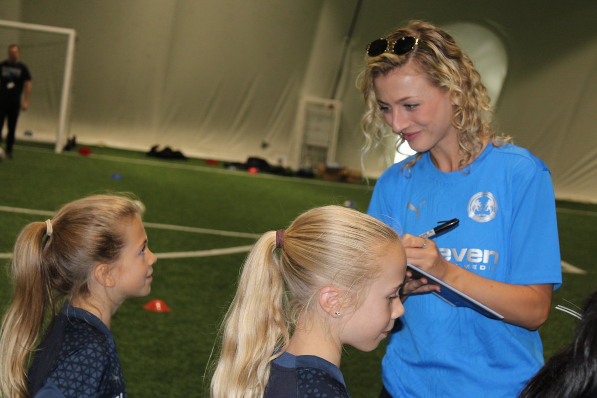 Posh_WG's tweet image. ✨ A huge thank you to @theposhwomen stars Keir Perkins, Tara Kirk &amp;amp; Neive Corry, and Assistant Manager Georgia Clarke, for coming to visit our Girls Only Kellogg's Football Camp!

@Kelloggsuki | #pufc | #KelloggsFootballCamps | #KelloggsFC