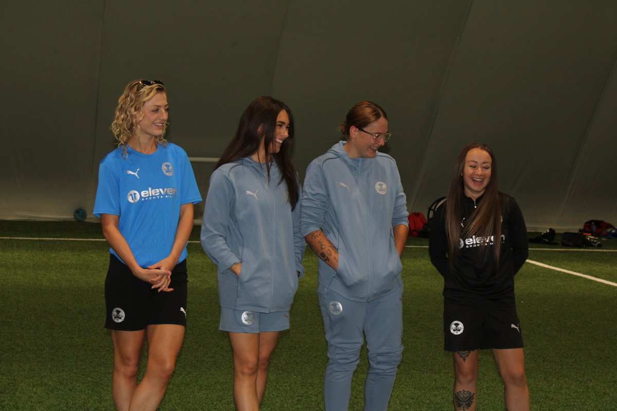 Posh_WG's tweet image. ✨ A huge thank you to @theposhwomen stars Keir Perkins, Tara Kirk &amp;amp; Neive Corry, and Assistant Manager Georgia Clarke, for coming to visit our Girls Only Kellogg's Football Camp!

@Kelloggsuki | #pufc | #KelloggsFootballCamps | #KelloggsFC