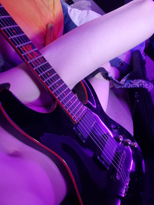 Should i move the guitar? 😘 https://t.co/eS2bNfrCj6<a href="/tag/newprofilepic"class="tags"><span>#newprofilepic</span></a>