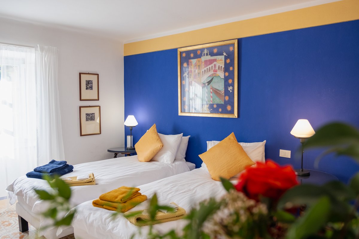 WatermillPosara's tweet photo. 🌟 Welcome to the Botticelli  A superior double with en suite shower. First floor, balcony with views of the courtyard, gardens &amp; Apennine mountains. Enjoy charming collages by Susan Winfield &amp; a vibrant silk painting of Venice by Annabel Collis. Join us for a creative holiday! https://t.co/1IA62K9SPJ