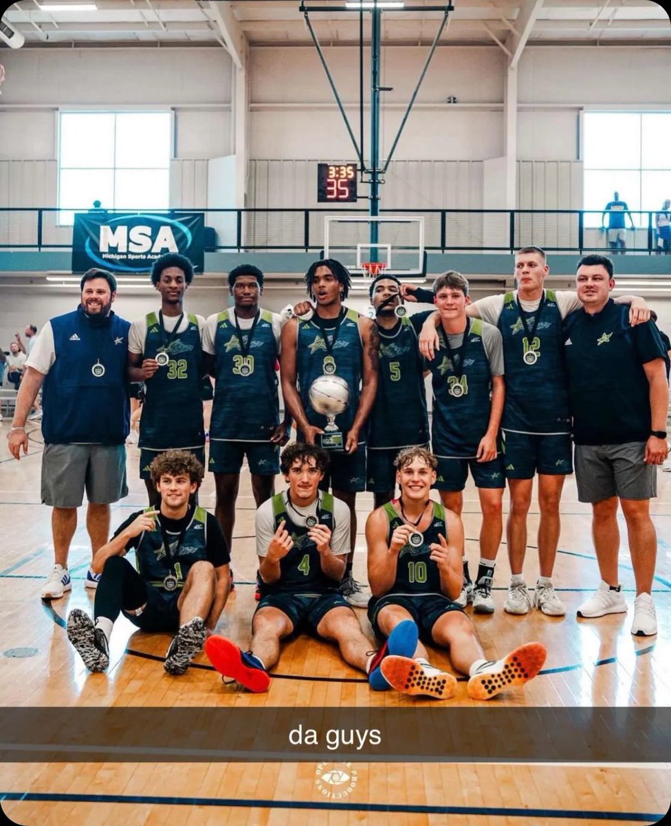 Williams_bj22's tweet photo. 6-0 weekend with the guys + platinum trophy!! @FiveStar_BB @RileyWildcatsBB https://t.co/IwZEetvCjW