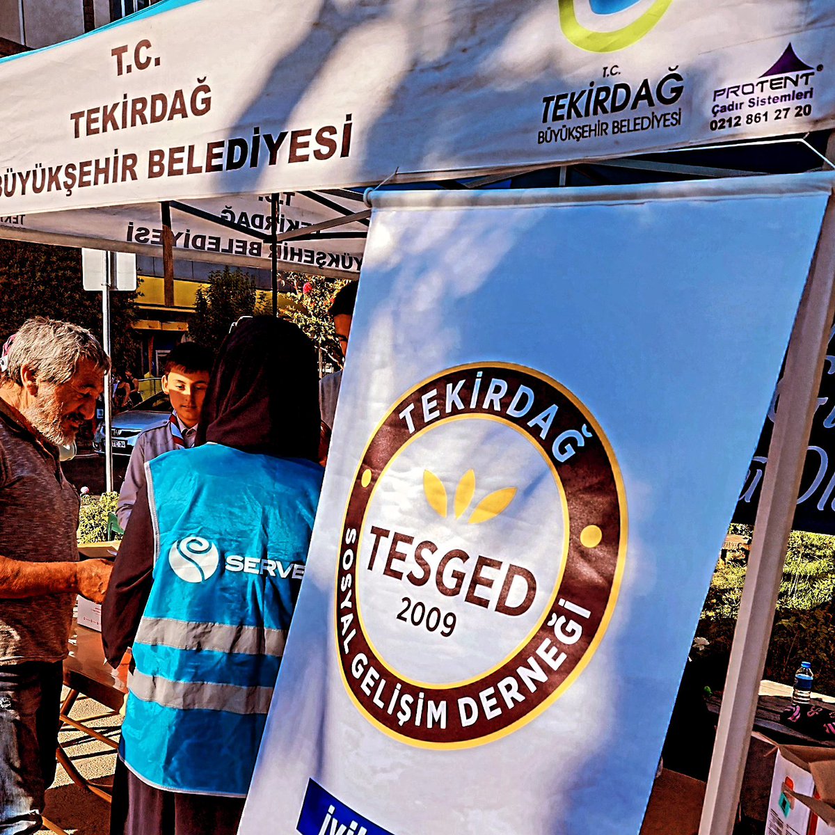 TESGED's tweet photo. 10 Muharrem 1446 Aşure Günü Süleymanpaşa Merkez Meydan Çarşıda bulunan PTT Karşısındaki Parkta Hemşehrililerimize Aşure ikramında bulunduk. Hasbihal ettik. Aşure gününün önemini ve muhteviyatını paylaştık. Faaliyetlerimiz hakkında bilgiler verdik. https://t.co/SmOXTtG8hK