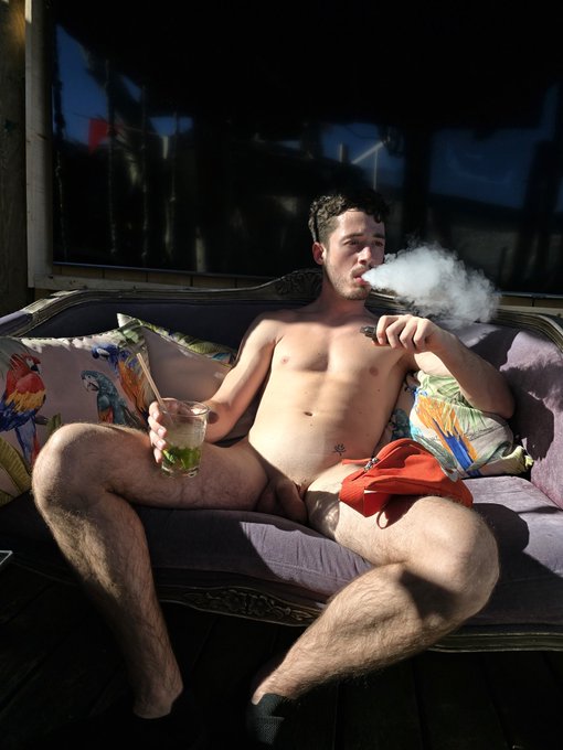 Sur mon MYM je publie 📍 ➡️ une publication par jour ➡️ 2 vid&eacute;os par semaine ➡️ 13h de vid&eacute;os dans le