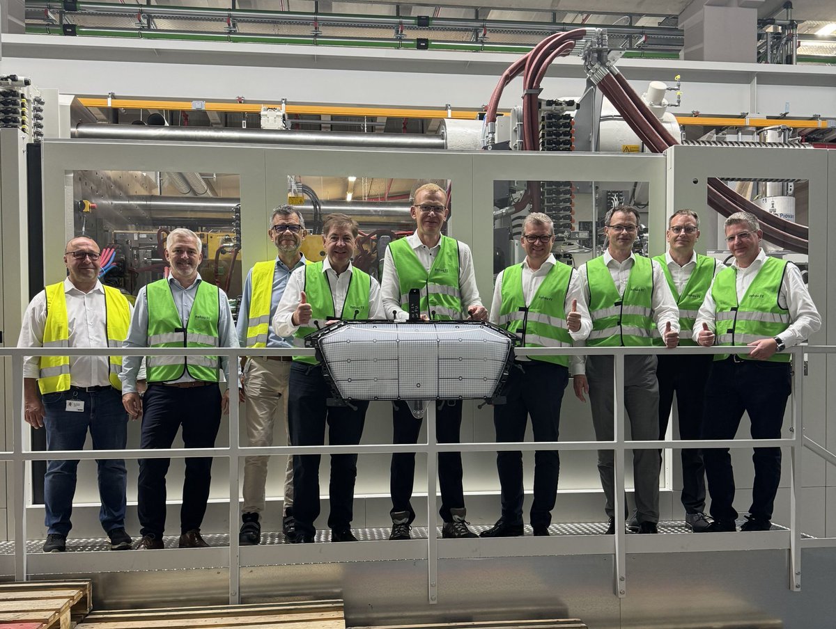 zkw's tweet photo. Recently we had a successful steering meeting with REHAU at their Feuchtwangen factory.
Together, we are developing intelligent vehicle fronts with integrated lighting, sensors, and electronics.
The focus was on REHAU's two-component injection molding machine for seamless panels. https://t.co/pZhdO0qN54