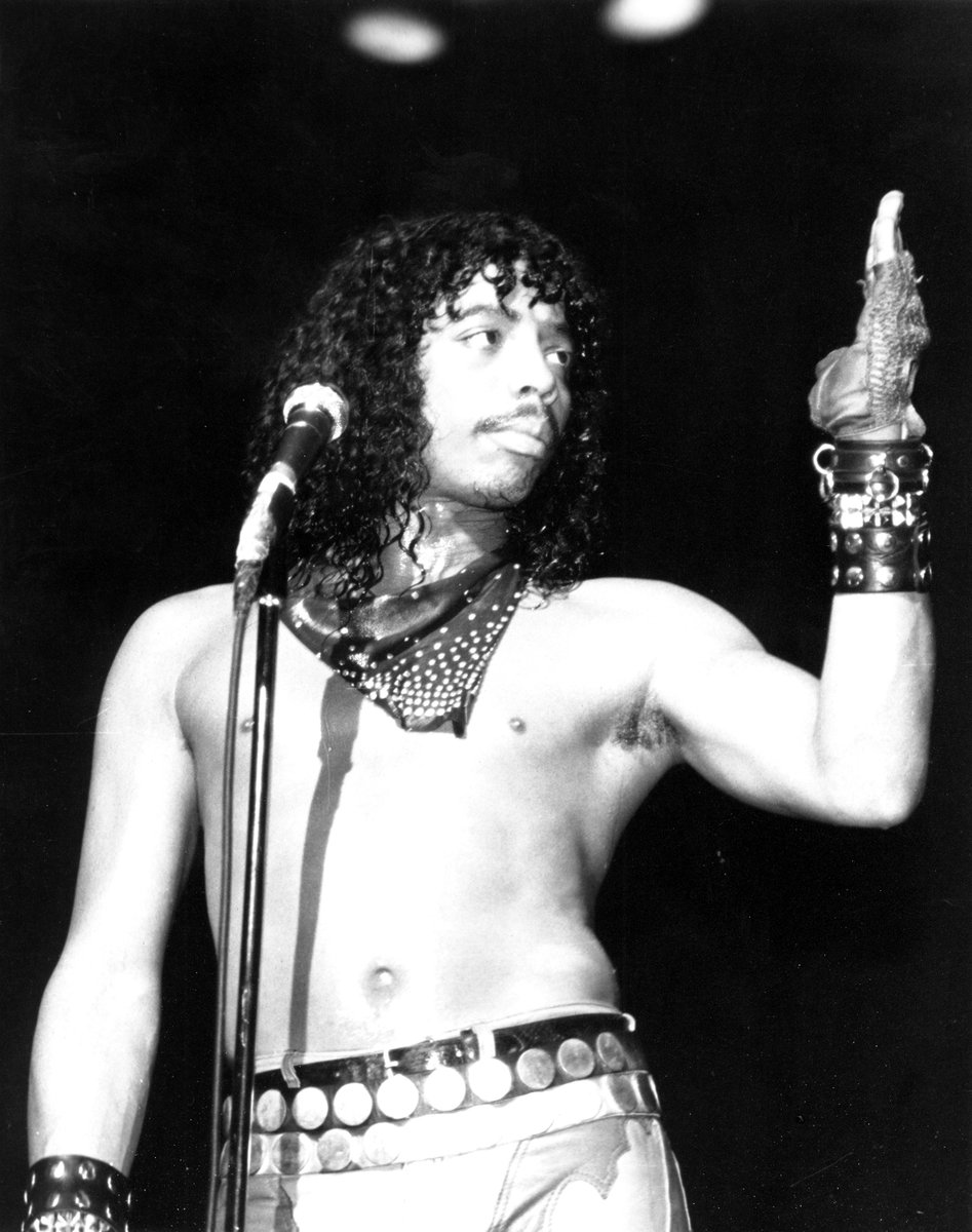 RickJames's tweet photo. "I looked at the full moon and saw my face. I was the man in the moon.” -Rick James in his autobiography GLOW.

📸: Getty Images
#RickJames #KingofPunkFunk #Funk https://t.co/nPwVC6KGO5