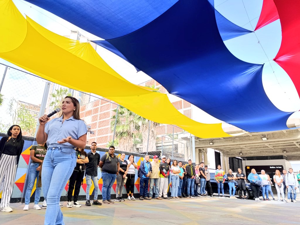🌱 ¡Feliz lunes! 🇻🇪

Clase trabajadora del #Minppau y entes adscritos, participaron en el acostumbrado Matutino Agrourbano, organizado en el Paseo Los Papagayos, ubicado en Bellas Artes, con el fin de analizar la coyuntura política nacional e internacional.

#GenteDePaz