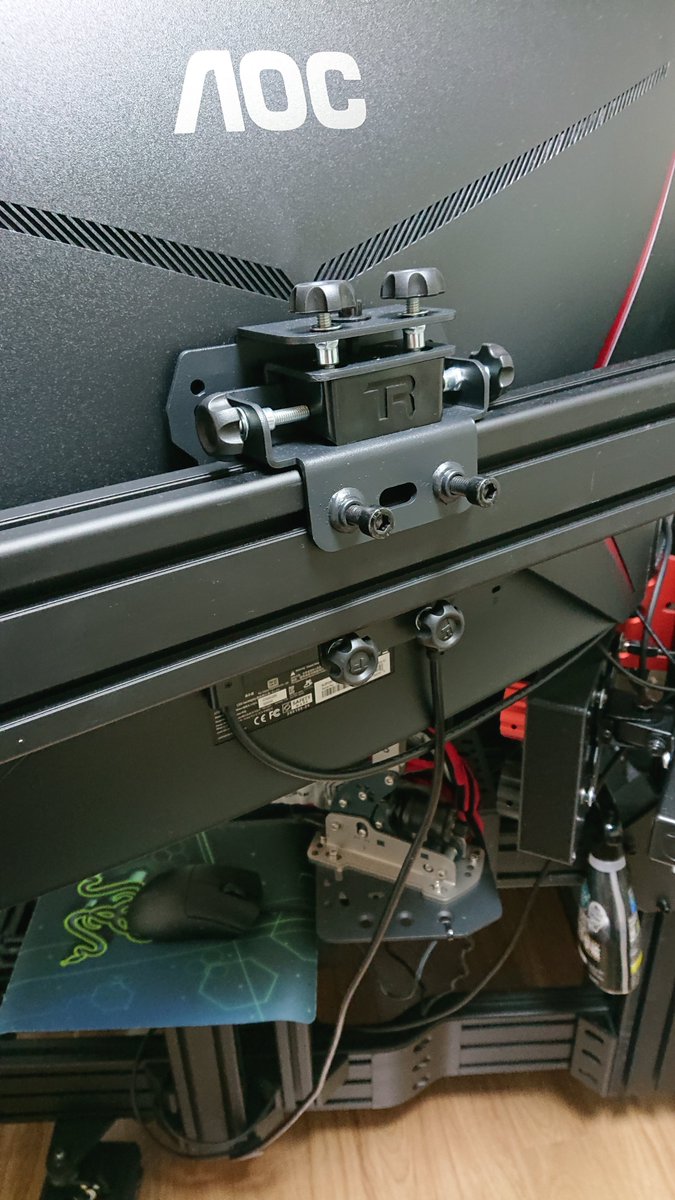 モニター三枚ともTRAK RACER モニター用可変調整VESAアダプターキット