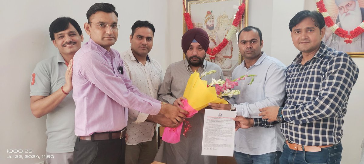 Today meeting with former Education minister <a href="/ArvinderLovely/">Arvinder S. Lovely</a> ji regarding Salary increase, regularisation and other  issues of #GuestTeachers.  
He agreed to help firstly on the salary issue on priority and assured to resolve this issue as soon as possible.
<a href="/LtGovDelhi/">LG Delhi</a> <a href="/BJP4Delhi/">BJP Delhi</a>
