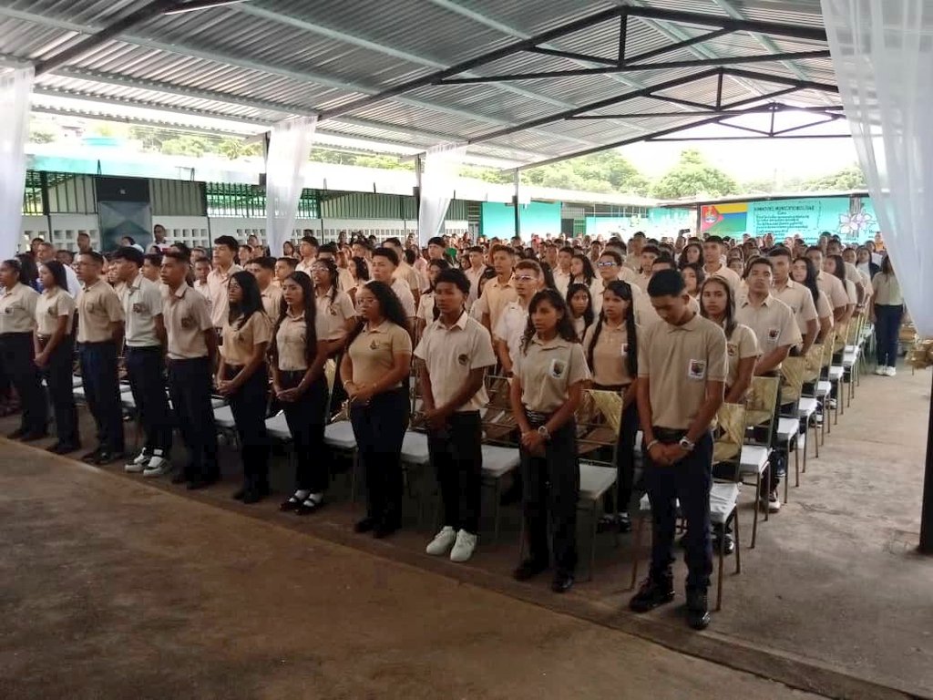 XV Promoción de Bachilleres de la UEN 25 de Marzo del Mcpio Bolívar.
Aragua es Educación!
#GenteDePaz
<a href="/NicolasMaduro/">Nicolás Maduro</a> 
<a href="/_LaAvanzadora/">Yelitze Santaella</a> 
@MPPEDUCACION 
<a href="/LeiraSuarezPsuv/">LeyraSuarezPsuv</a> 
<a href="/Soykarinacarpio/">Karina Carpio</a>