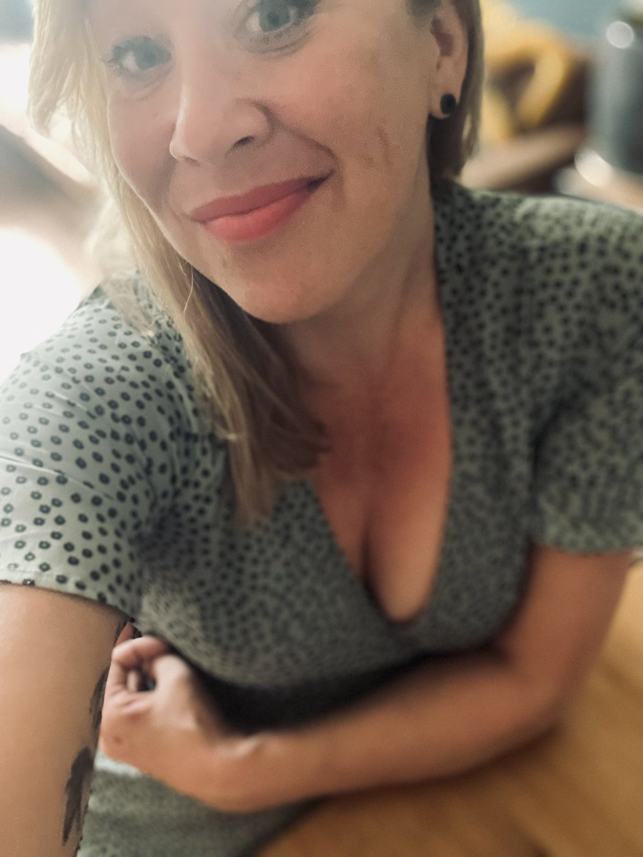 Hoi. Ik ben nieuw hier. 
En ik ben zo ontzettend onzeker…
Like me ❤️ en retweet me eigen as je nie vintd dat ik onzeker moet zijn🥲