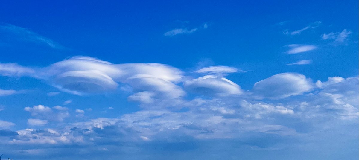 CindyDayWeather's tweet photo. These intriguing clouds were spotted in the Five Islands area of Nova Scotia. Sylvie Thériault shares the photos and I explain the science in today's blog: https://t.co/bCNM3iMqzj #clouds #coolclouds #science https://t.co/KkcuCfPWJZ