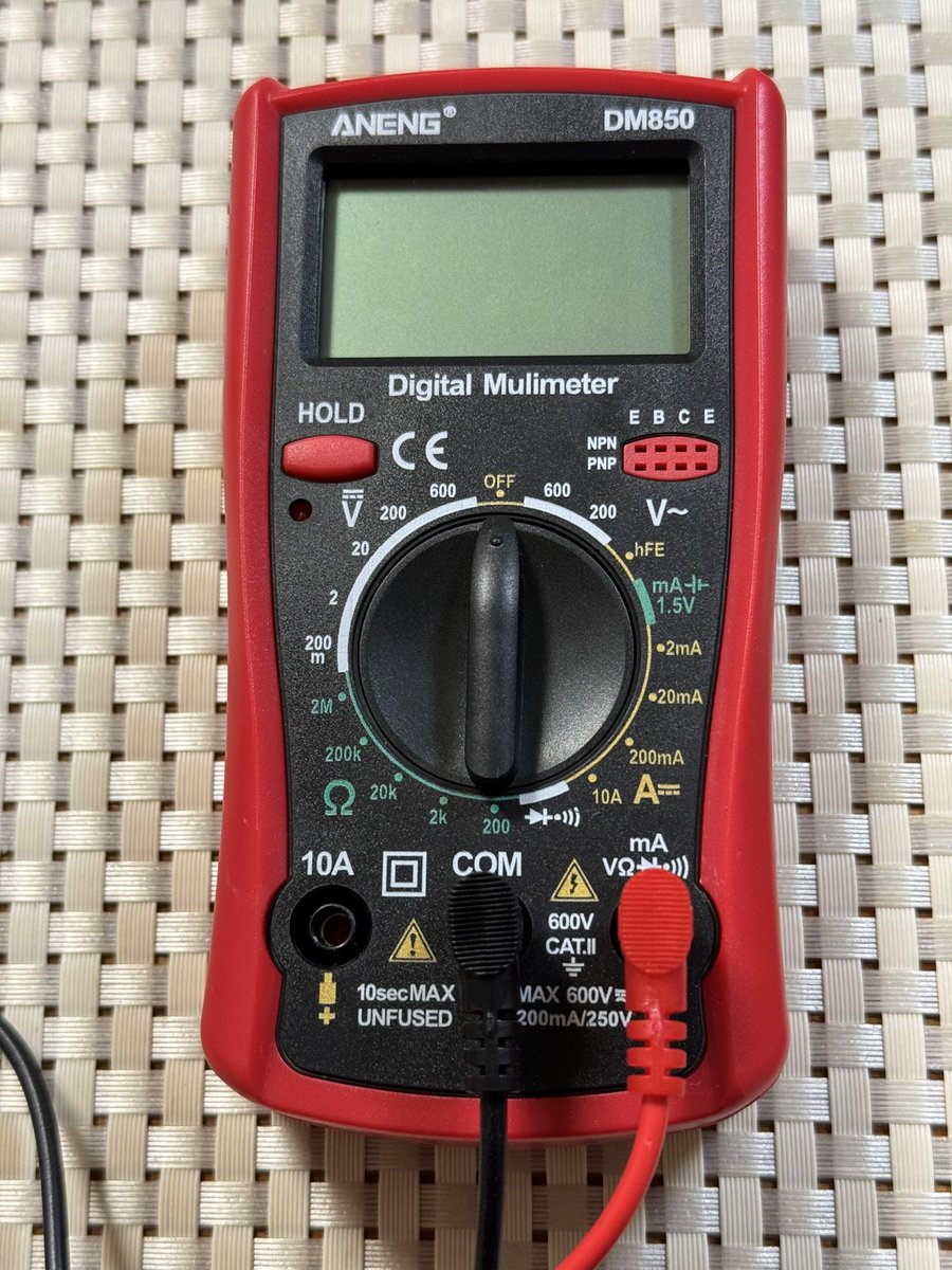 karenmeko's tweet photo. 親父殿がtemuで買ったマルチメーターを見せてくれた。まずデジタルなのにオートレンジ機能が無いし試しにコンセントの電圧測って棒引っ張ったら両方先っぽ抜けたしその線の細さで10A行けるつもりなの強気すぎない？と思ったけどよく見たらマルチメーターじゃなくてMulimeter だった。 https://t.co/GqKirSZWjg
