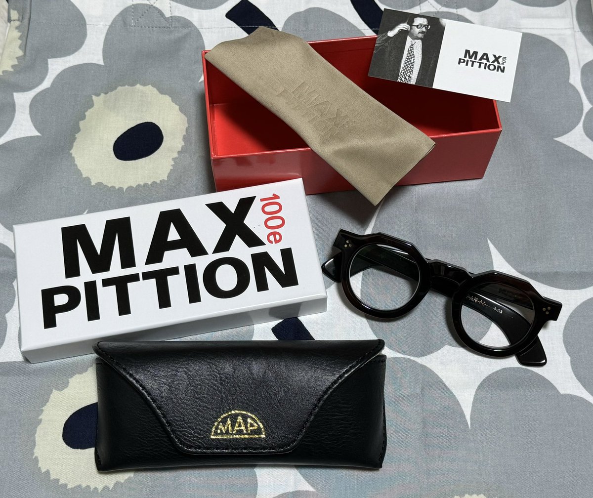 nlovets11's tweet photo. 存在感ハンパない‼️🤩 #メガネ #maxpittion #クラウンパント #hugo #cnm https://t.co/7HALwzXhT1
