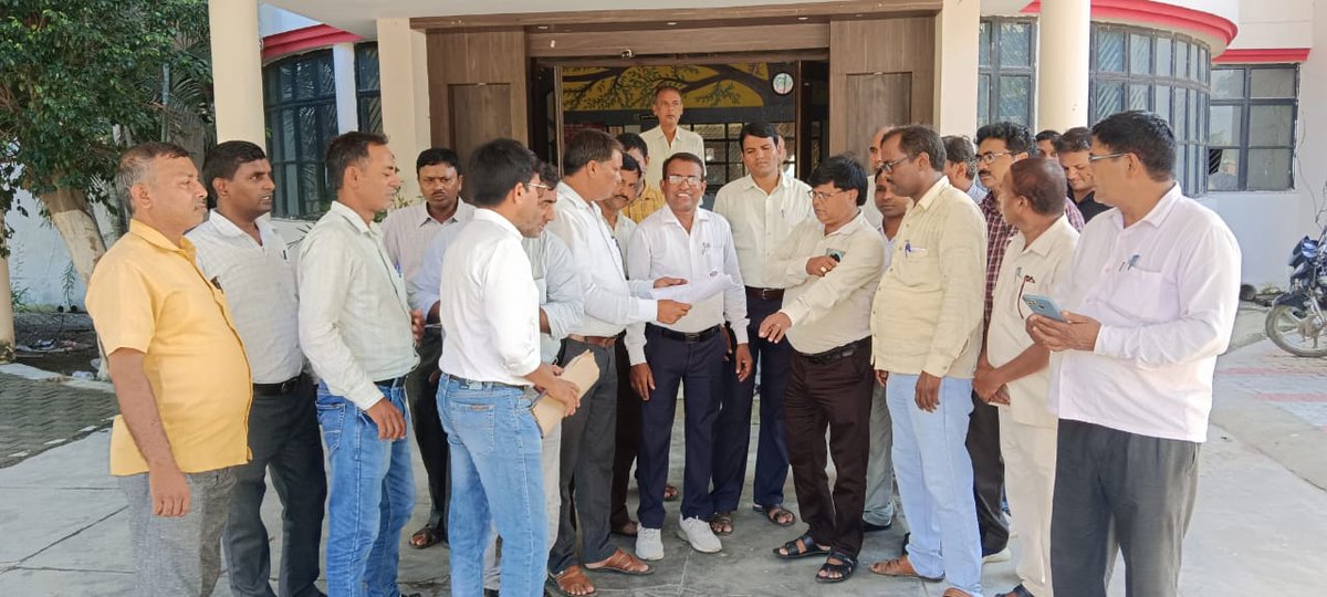 जनपद महराजगंज में डॉ एच आर गौतम प्रदेश सचिव व प्रदेश संगठन मंत्री विजेंद्र कुमार कन्नौजिया के नेतृत्व में जिलाध्यक्ष आदरणीय रामदुलारे व जिलामंत्री आदरणीय अनिलकुमार जी के प्रबल समर्थन में महराजगंज के sc st basic teachers welfare association up के सभी शिक्षक व शिक्षणेत्तर कर्मचारी