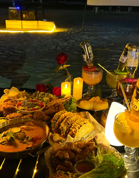 ビーチに座って、夜はとても良い雰囲気です ビーチ、花火、ロマンス