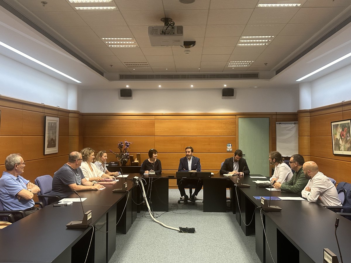 ✈️El trabajo de las agencias de viaje es clave a la hora de organizar #viajes fuera pero también dentro de #Euskadi distribuyendo a los viajeros por itinerarios en el territorio y facilitando experiencias únicas y personalizadas. 

Hoy nos reunimos con las asociaciones de