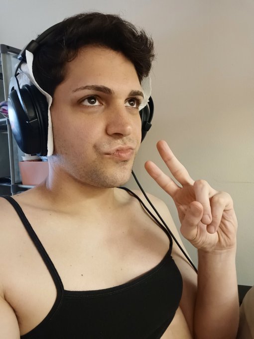 Suck on these titties while I game pls 💅 https://t.co/Hcb3JxoNrb