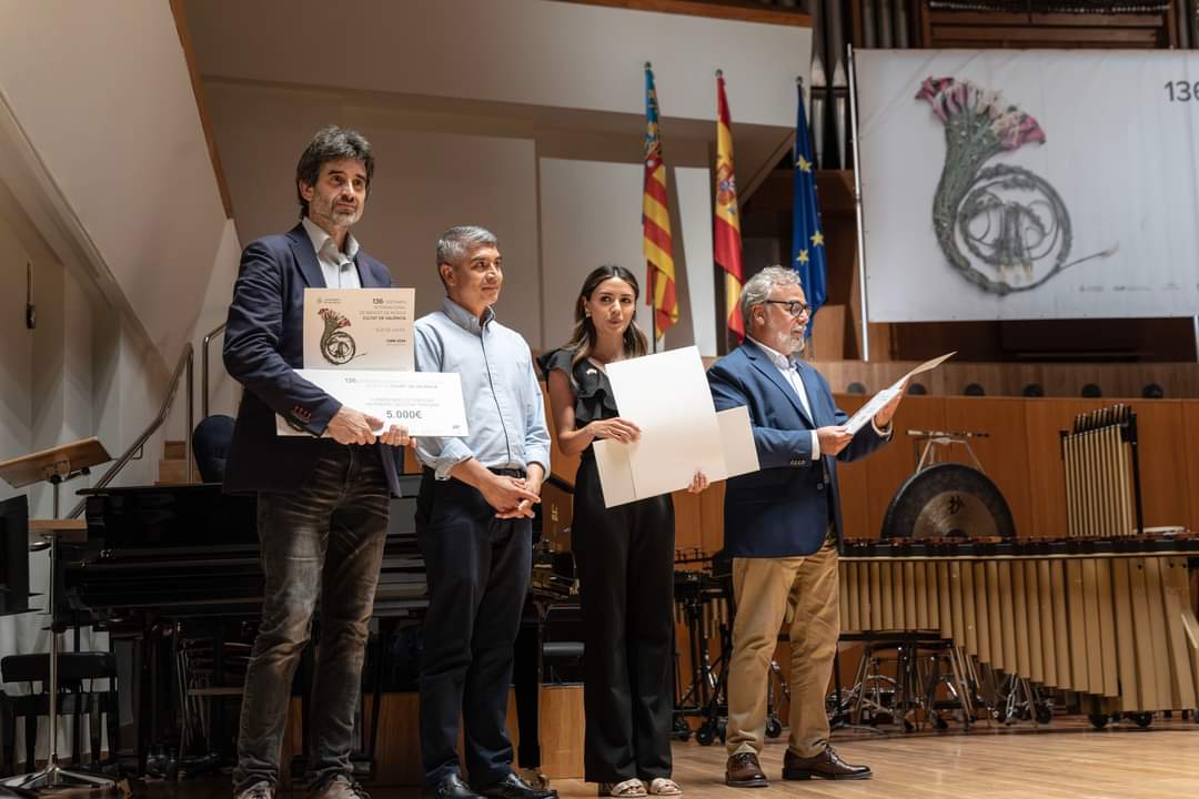 cosomuval's tweet photo. Miguel Hernández, president de La Coordinadora, va ser l'encarregat de lliurar anit, al Palau de la Música , el tercer premi de la Secció Tercera del Certamen Internacional de Bandas de Música "Ciudad de València" a l' Associació Amics de la Música de Benifaió. https://t.co/5mb7GQQrYm