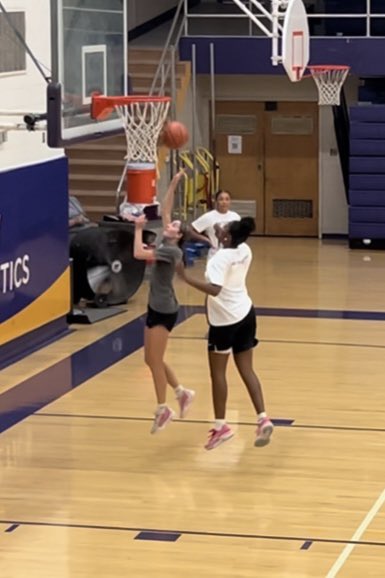 zoey_henry15's tweet photo. So thankful for our training time with local PA superstar, @kikijefferson30! 🏀🔥 #4Ma #lancastercatholic #henrytwins https://t.co/1SLxcWr0Wg