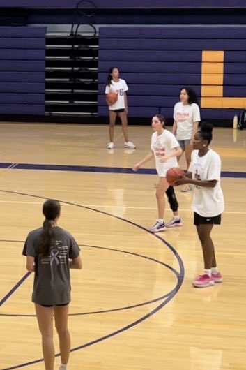 zoey_henry15's tweet photo. So thankful for our training time with local PA superstar, @kikijefferson30! 🏀🔥 #4Ma #lancastercatholic #henrytwins https://t.co/1SLxcWr0Wg
